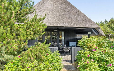 Sine - 500M from the Sea: Möbel, Interior Design, Flooring, Fussboden, Decke, Zimmer, Stuhl, Tabelle, Wohnung, Küche & Esszimmer Tisch