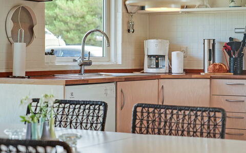 Emilia - 1.8Km from the Sea: Möbel, Interior Design, Küche, Countertop, Beleuchtung, Geschirr, Flooring, Cabinetry, Küchengerät, Zuhause