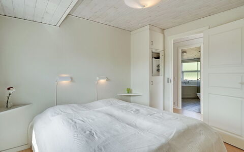 Emilia - 1.8Km from the Sea: Interior Design, Wand, Flooring, Fussboden, Decke, Holz, Light Fixture, Schlafzimmer, Bett, Zimmer