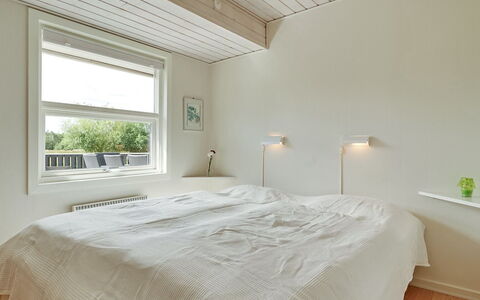 Emilia - 1.8Km from the Sea: Wand, Interior Design, Decke, Schlafzimmer, Flooring, Holz, Bett, Fussboden, Bettdecke, Bedding