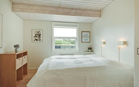 Emilia - 1.8Km from the Sea: Wand, Schlafzimmer, Interior Design, Flooring, Bett, Holz, Decke, Fussboden, Möbel, Bedding