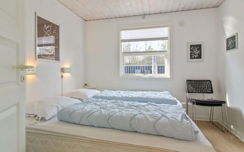 Emilia - 1.8Km from the Sea: Bett, Möbel, Schlafzimmer, Interior Design, Wand, Fussboden, Holz, Decke, Flooring, Bedding