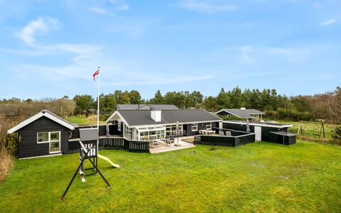 Emilia - 1.8Km from the Sea: Möbel, Interior Design, Flooring, Fussboden, Decke, Zimmer, Stuhl, Tabelle, Wohnung, Küche & Esszimmer Tisch
