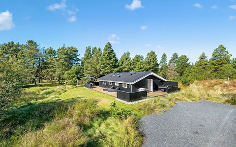 Eirik - 2.5Km from the Sea: Haus, Zuhause, Dach, Wohngebiet, Hütte, Estate, Bauernhaus, Rasen, Landscaping, Abstellgleis