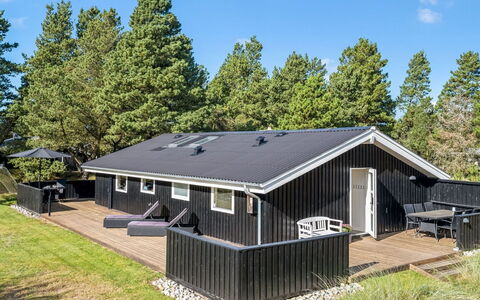 Eirik - 2.5Km from the Sea: Haus, Zuhause, Dach, Wohngebiet, Hütte, Estate, Bauernhaus, Rasen, Landscaping, Abstellgleis
