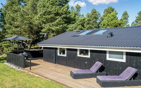 Eirik - 2.5Km from the Sea: Haus, Zuhause, Dach, Wohngebiet, Hütte, Estate, Bauernhaus, Rasen, Landscaping, Abstellgleis