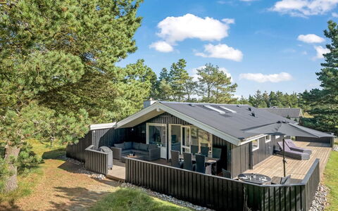 Eirik - 2.5Km from the Sea: Haus, Zuhause, Dach, Wohngebiet, Hütte, Estate, Bauernhaus, Rasen, Landscaping, Abstellgleis