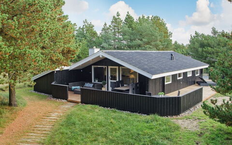 Eirik - 2.5Km from the Sea: Haus, Zuhause, Dach, Wohngebiet, Hütte, Estate, Bauernhaus, Rasen, Landscaping, Abstellgleis