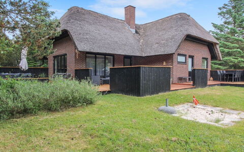 Gunkil - 800M from the Sea: Dach, Haus, Zuhause, Hütte, Tür, Abstellgleis, Deck, Veranda, Planke, Hartholz