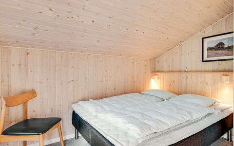 Eltje - 4Km from the Sea: Holz, Schlafzimmer, Decke, Bett, Interior Design, Bettdecke, Bedding, Bettrahmen, Zimmer, Hartholz