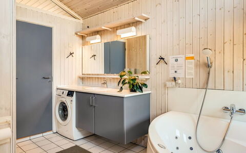 Eltje - 4Km from the Sea: Interior Design, Flooring, Armatur, Fussboden, Holz, Sinken, Decke, Badezimmerschrank, Zapfhahn, Badezimmer