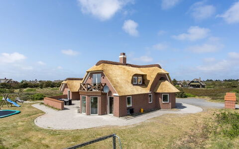 Stillan - 150M from the Sea: Haus, Zuhause, Dach, Wohngebiet, Hütte, Estate, Bauernhaus, Rasen, Landscaping, Abstellgleis