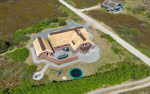 Stillan - 150M from the Sea: Haus, Zuhause, Dach, Wohngebiet, Hütte, Estate, Bauernhaus, Rasen, Landscaping, Abstellgleis