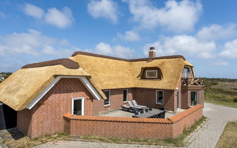 Stillan - 150M from the Sea: Haus, Zuhause, Dach, Wohngebiet, Hütte, Estate, Bauernhaus, Rasen, Landscaping, Abstellgleis
