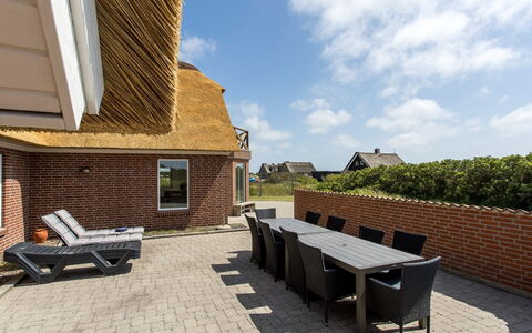 Stillan - 150M from the Sea: Haus, Zuhause, Dach, Wohngebiet, Hütte, Estate, Bauernhaus, Rasen, Landscaping, Abstellgleis
