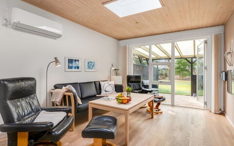 Ragnborg - 900M from the Sea: Möbel, Interior Design, Flooring, Holz, Fussboden, Couch, Decke, Wohnzimmer, Holzboden, Beleuchtung