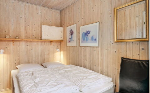 Ragnborg - 900M from the Sea: Bett, Schlafzimmer, Holz, Bettdecke, Bedding, Interior Design, Decke, Fussboden, Bettrahmen, Flooring