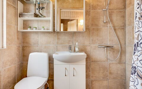 Ragnborg - 900M from the Sea: Badezimmer, Bad Sink, Toilleten Sitz, Armatur, Sinken, Toilette, Flooring, Interior Design, Fussboden, Zapfhahn