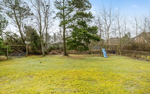 Ragnborg - 900M from the Sea: Grün, Gras, Gelb, Strauch, Grundstueck, Garten, Ground, Rasen, Wiese, Landscaping