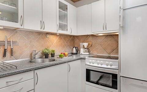 Ragnborg - 900M from the Sea: Küche, Küchengerät, Countertop, Major Appliance, Flooring, Cabinetry, Möbel, Interior Design, Holz, Zuhause