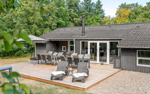 Liviana - from the Sea: Zuhause, Dach, Haus, Hütte, Grundstueck, Estate, Abstellgleis, Schatten, Veranda, Bauernhaus