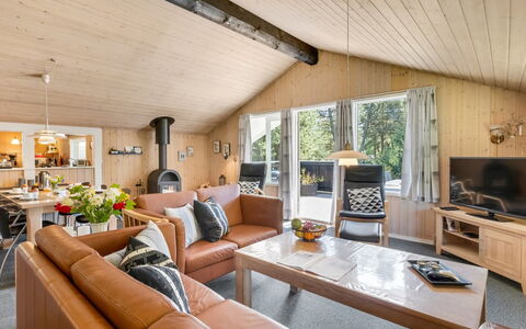 Valpuri - 1.3Km to the Fjord: Holz, Möbel, Couch, Decke, Wohnzimmer, Interior Design, Zuhause, Hütte, Zimmer