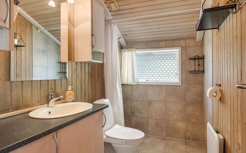 Valpuri - 1.3Km to the Fjord: Armatur, Bad Sink, Flooring, Sinken, Holz, Fussboden, Badezimmer, Interior Design, Zapfhahn, Decke