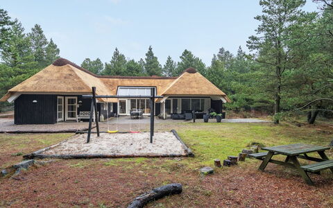 Verna - 800M from the Sea: Dachdecken, Hütte, Haus, Dach, Zuhause, Bauernhaus, Hütte, Estate, Dorf