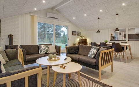 Ria - 250M from the Sea: Holz, Interior Design, Decke, Flooring, Möbel, Fussboden, Zuhause, Wohnzimmer, Light Fixture, Couch