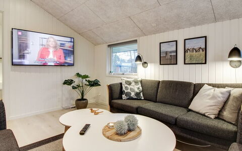 Ria - 250M from the Sea: Interior Design, Flooring, Decke, Fussboden, Zuhause, Wohnzimmer, Couch, Möbel, Light Fixture, Zimmer