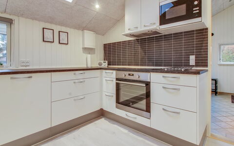 Ria - 250M from the Sea: Flooring, Holz, Interior Design, Fussboden, Countertop, Küche, Decke, Cabinetry, Armatur, Zimmer