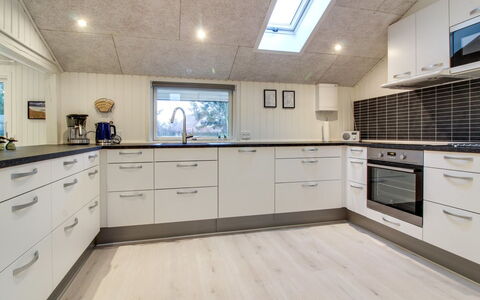 Ria - 250M from the Sea: Holz, Flooring, Küche, Countertop, Interior Design, Decke, Fussboden, Cabinetry, Major Appliance, Küchengerät