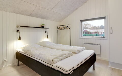 Ria - 250M from the Sea: Holz, Decke, Schlafzimmer, Interior Design, Zuhause, Bett, Bedding, Zimmer, Bettrahmen, Bettdecke