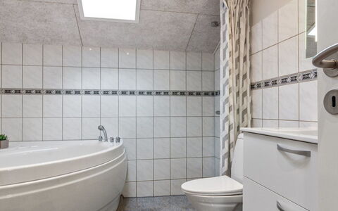 Ria - 250M from the Sea: Flooring, Badezimmer, Armatur, Fussboden, Interior Design, Toilette, Toilleten Sitz, Fliese, Installation, Zimmer