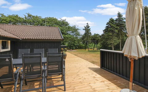 Ria - 250M from the Sea: Holz, Hartholz, Veranda, Deck, Grundstueck, Planke, Holzbeize, Holzboden, Schatten, Hütte