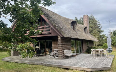 Akeleje - 900M from the Sea: Dach, Zuhause, Haus, Abstellgleis, Hütte, Verbundwerkstoff, Tür, Schiebefenster, Estate, Kamin
