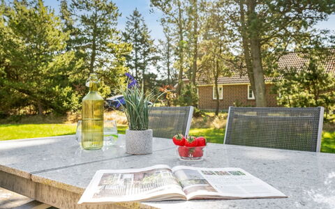 Famke - 1Km from the Sea: Möbel, Gartenmöbel, Strauch, Tabelle, Stuhl, Grundstueck, Tisch Im Freien, Garten, Küche & Esszimmer Tisch, Schatten