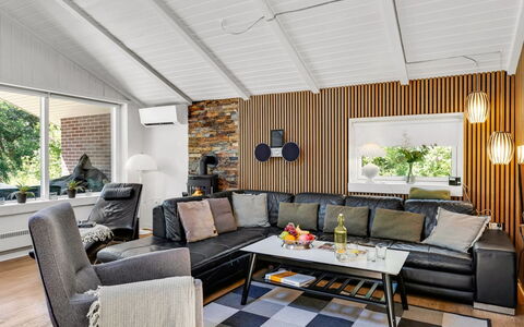 Famke - 1Km from the Sea: Möbel, Interior Design, Couch, Holz, Flooring, Decke, Wohnzimmer, Fussboden, Beleuchtung