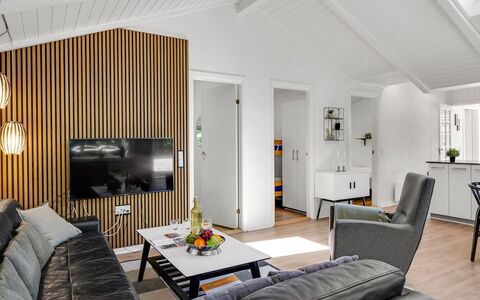 Famke - 1Km from the Sea: Möbel, Interior Design, Couch, Flooring, Wand, Holz, Decke, Fussboden, Wohnzimmer, Zimmer