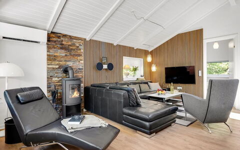 Famke - 1Km from the Sea: Interior Design, Couch, Möbel, Wohnzimmer, Flooring, Holz, Decke, Fussboden, Zimmer, Zuhause