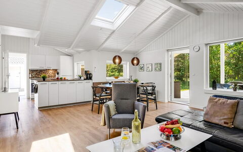 Famke - 1Km from the Sea: Holz, Decke, Interior Design, Flooring, Möbel, Fussboden, Zuhause, Couch, Holzboden, Wohnzimmer