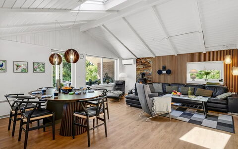Famke - 1Km from the Sea: Möbel, Interior Design, Flooring, Holz, Holzboden, Couch, Decke, Fussboden, Wohnzimmer, Beleuchtung