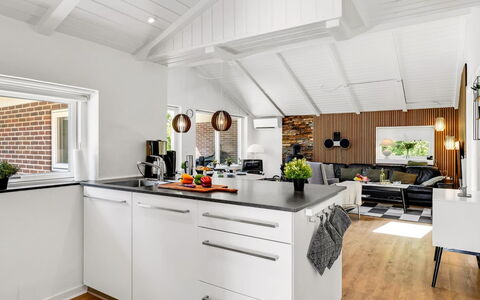 Famke - 1Km from the Sea: Möbel, Küche, Countertop, Küchengerät, Interior Design, Flooring, Major Appliance, Holz, Decke, Cabinetry