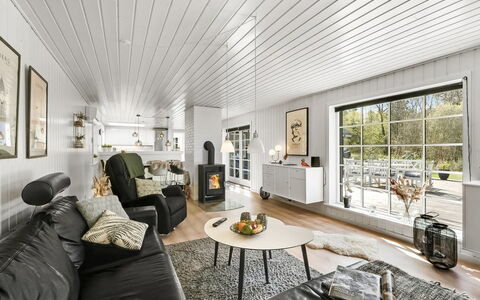 Ufred - 1.3Km to the Fjord: Interior Design, Decke, Holz, Flooring, Beleuchtung, Zuhause, Wohnzimmer, Fussboden, Light Fixture, Möbel