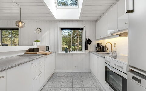 Ufred - 1.3Km to the Fjord: Holz, Küche, Flooring, Interior Design, Decke, Countertop, Major Appliance, Küchengerät, Zuhause, Fussboden