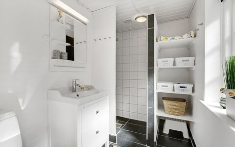 Ufred - 1.3Km to the Fjord: Interior Design, Wand, Flooring, Fussboden, Armatur, Badezimmer, Badezimmerschrank, Decke, Sinken, Toilette