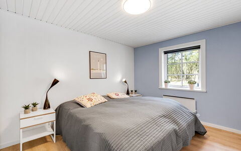 Ufred - 1.3Km to the Fjord: Interior Design, Decke, Schlafzimmer, Fussboden, Bett, Flooring, Bedding, Bettdecke, Bettrahmen, Light Fixture