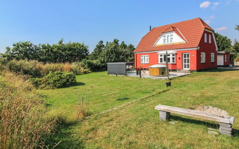 Thorlak - 1Km from the Sea: Himmel, Gras, Haus, Zuhause, Dach, Wolke, Hütte, Grundstueck, Ländliches Gebiet, Einfach