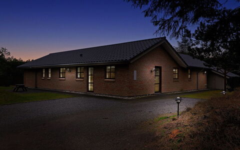 Holmved - 1.2Km from the Sea: Wohngebiet, Dach, Vorort, Auffahrt, Estate, Kamin