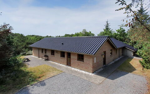 Holmved - 1.2Km from the Sea: Wohngebiet, Dach, Vorort, Auffahrt, Estate, Kamin